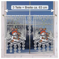 Dekorativer Spitzen-Fenstervorhang mit einer Winterszene, die einen lächelnden Schneemann, Vögel und verschneite Bäume zeigt. Außerhalb des Fensters ist eine verschneite Landschaft zu sehen.