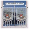 Dekorativer Spitzen-Fenstervorhang mit einer Winterszene, die einen lächelnden Schneemann, Vögel und verschneite Bäume zeigt. Außerhalb des Fensters ist eine verschneite Landschaft zu sehen.