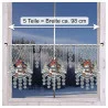 Dekorativer Spitzen-Fenstervorhang mit einer Winterszene, die einen lächelnden Schneemann, Vögel und verschneite Bäume zeigt. Außerhalb des Fensters ist eine verschneite Landschaft zu sehen.