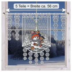 Dekorativer Spitzen-Fenstervorhang mit einer Winterszene, die einen lächelnden Schneemann, Vögel und verschneite Bäume zeigt. Außerhalb des Fensters ist eine verschneite Landschaft zu sehen.