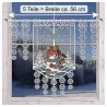 Dekorativer Spitzen-Fenstervorhang mit einer Winterszene, die einen lächelnden Schneemann, Vögel und verschneite Bäume zeigt. Außerhalb des Fensters ist eine verschneite Landschaft zu sehen.