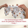 Zwei Hände fädeln eine Gardinenstange durch die gestickten Schlaufen einer dekorativen Gardine mit Igeln und Herbstblättern. Der deutsche Text darunter gibt eine einfache Anleitung zum Aufhängen. Zwei Hände fädeln eine Gardinenstange durch die gestickten Schlaufen einer dekorativen Gardine mit Igeln und Herbstblättern. Der deutsche Text darunter gibt eine einfache Anleitung zum Aufhängen.