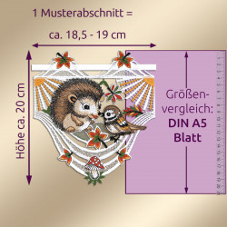 Gestickte Spitzendekoration mit einem Igel und einem Vogel inmitten von Herbstblättern und Pilzen, mit Maßen, die eine Breite von 18,5-19 cm und eine Höhe von 20 cm angeben, abgebildet neben einem DIN A5 Größenvergleich.
