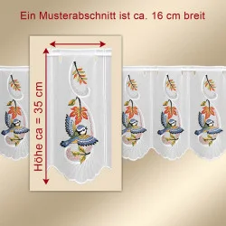 Weißer Spitzenvorhang mit gestickten blauen Vögeln und Herbstblättern. Rote Pfeile zeigen die Maße: Höhe ca. 35 cm und Breite eines Musterteils ca. 16 cm. Der deutsche Text beschreibt die Maße.