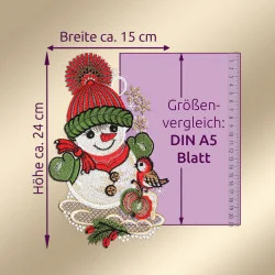 Ein festliches Plauener Spitze Fensterbild Schneemann mit Vögelchen. Die Schneemann-Dekoration mit rotem Hut und Schal ist neben einem Lineal zum Größenvergleich abgebildet. Die Maße sind etwa 24 cm hoch und 15 cm breit, ähnlich wie ein A5-Blatt Papier.
