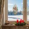 Eine verschneite Landschaft, gesehen durch ein Fenster, das mit einer Plauener Spitze Fensterbild Kerze geschmückt ist. Auf der Fensterbank stehen vier brennende rote Kerzen in einem festlichen Advents-Motivkranz, Tannenzapfen und kleine Engelsfiguren.