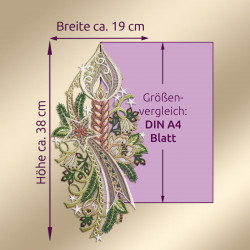 Verziertes Weihnachtsornament mit rosanen, goldenen, grünen und weißen Details im klassischen Stil der Plauener Spitze, abgebildet neben einem lila Rechteck mit der Aufschrift "DIN A4 Blatt" zum Größenvergleich, ca. 38 cm hoch und 19 cm breit.