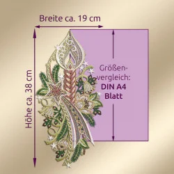 Verziertes Weihnachtsornament mit rosanen, goldenen, grünen und weißen Details im klassischen Stil der Plauener Spitze, abgebildet neben einem lila Rechteck mit der Aufschrift "DIN A4 Blatt" zum Größenvergleich, ca. 38 cm hoch und 19 cm breit.