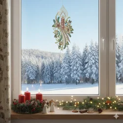 Eine verschneite Landschaft, gesehen durch ein Fenster, das mit einer Plauener Spitze Fensterbild Kerze geschmückt ist. Auf der Fensterbank stehen vier brennende rote Kerzen in einem festlichen Advents-Motivkranz, Tannenzapfen und kleine Engelsfiguren.