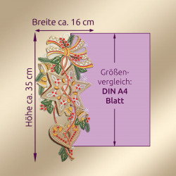 Ein dekoratives gesticktes Fensterbild aus Plauener Spitze mit Schleifen, Sternen und Herzen ist neben einem lila Rechteck mit der Aufschrift "Größenvergleich: DIN A4 Blatt". Die Maße sind mit 35 cm Höhe und 16 cm Breite angegeben.