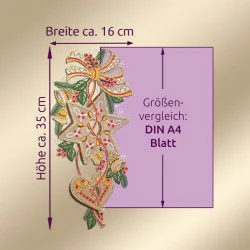 Ein dekoratives gesticktes Fensterbild aus Plauener Spitze mit Schleifen, Sternen und Herzen ist neben einem lila Rechteck mit der Aufschrift "Größenvergleich: DIN A4 Blatt". Die Maße sind mit 35 cm Höhe und 16 cm Breite angegeben.