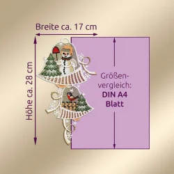 Zwei gestickte Weihnachtsglocken mit festlichen Motiven - ideal als Fensterbild - überlappen ein lila Rechteck mit der Aufschrift "DIN A4 Blatt". Pfeile zeigen die Maße der Glocken an: ca. 28 cm hoch und 17 cm breit. Der beigefarbene Hintergrund hebt das Wintermotiv hervor.