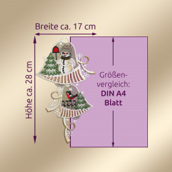 Zwei gestickte Weihnachtsglocken mit festlichen Motiven - ideal als Fensterbild - überlappen ein lila Rechteck mit der Aufschrift "DIN A4 Blatt". Pfeile zeigen die Maße der Glocken an: ca. 28 cm hoch und 17 cm breit. Der beigefarbene Hintergrund hebt das Wintermotiv hervor.