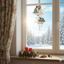 Ein bezauberndes Wintermotiv: Durch das Fenster rahmen festliche Ornamente und ein Plauener Spitze Fensterbild eine verschneite Landschaft ein. Vier rote Kerzen in einem Tannenkranz stehen auf der Fensterbank, flankiert von Engelsfiguren, dahinter schneebedeckte Bäume.