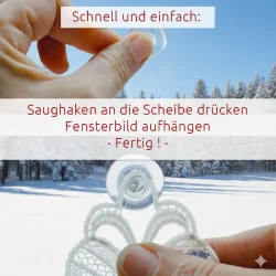 Nahaufnahme von Händen, die einen Saugnapf mit einem dekorativen Fensterbild an einem Fenster befestigen. Draußen sind eine verschneite Landschaft und ein Wald zu sehen. Der deutsche Text erklärt, wie man eine Fensterdekoration schnell mit einem Saugnapf aufhängen kann.