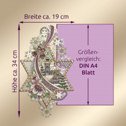 Gestickter Weihnachtsstern im Stil der Plauener Spitze mit verschneitem Kirchen-Wintermotiv und Weihnachtsstern, daneben ein violettes Rechteck im DIN A4 Format. Dieses Fensterbild Stern ist ca. 34 cm hoch und 19 cm breit, abgebildet zum Größenvergleich.