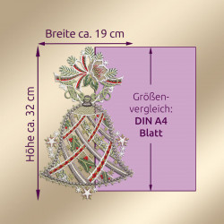 Abgebildet ist ein dekoratives Fensterbild der Plauener Spitze mit roten, grünen und goldenen Details. Es ist etwa 32 cm hoch und 19 cm breit und liegt auf einem violetten Quadrat mit einem Text, der seine Größe mit einem A4-Blatt vergleicht.