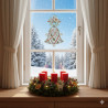 Eine mit einem festlichen Kranz und vier brennenden roten Kerzen geschmückte Fensterbank, dazu Ornamente, Tannenzapfen und eine Christrose. Draußen fällt Schnee auf Tannenbäume, während im Fenster eine Fensterbild-Glocke hängt, eingerahmt von cremefarbenen Vorhängen.
