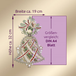 Abgebildet ist ein dekoratives Fensterbild der Plauener Spitze mit roten, grünen und goldenen Details. Es ist etwa 32 cm hoch und 19 cm breit und liegt auf einem violetten Quadrat mit einem Text, der seine Größe mit einem A4-Blatt vergleicht.