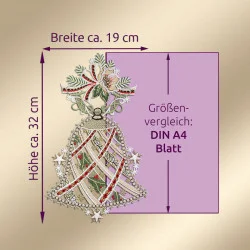 Abgebildet ist ein dekoratives Fensterbild der Plauener Spitze mit roten, grünen und goldenen Details. Es ist etwa 32 cm hoch und 19 cm breit und liegt auf einem violetten Quadrat mit einem Text, der seine Größe mit einem A4-Blatt vergleicht.