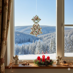 Eine mit einem festlichen Kranz und vier brennenden roten Kerzen geschmückte Fensterbank, dazu Ornamente, Tannenzapfen und eine Christrose. Draußen fällt Schnee auf Tannenbäume, während im Fenster eine Fensterbild-Glocke hängt, eingerahmt von floralen Vorhängen.