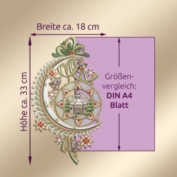 Auf einem violetten Hintergrund im A4-Format ist ein kunstvoll gesticktes Fensterbild Mondkapelle mit einem Kirchenmotiv abgebildet. Die mit violetten Pfeilen gekennzeichneten Maße sind etwa 18 cm breit und 33 cm hoch. Ein echtes Plauener Spitze Wintermotiv.