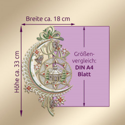 Auf einem violetten Hintergrund im A4-Format ist ein kunstvoll gesticktes Fensterbild Mondkapelle mit einem Kirchenmotiv abgebildet. Die mit violetten Pfeilen gekennzeichneten Maße sind etwa 18 cm breit und 33 cm hoch. Ein echtes Plauener Spitze Wintermotiv.