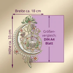 Auf einem violetten Hintergrund im A4-Format ist ein kunstvoll gesticktes Fensterbild Mondkapelle mit einem Kirchenmotiv abgebildet. Die mit violetten Pfeilen gekennzeichneten Maße sind etwa 18 cm breit und 33 cm hoch. Ein echtes Plauener Spitze Wintermotiv.