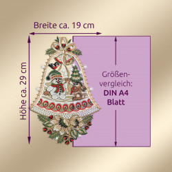 Gestickte Plauener Spitze Weihnachtsdekoration mit einem Wintermotiv mit Schneemann, Hase und Geschenken. Dieses Fensterbild Schneemanns ist 29 cm hoch und 19 cm breit und wird zum Größenvergleich neben einem lila A4-Papier gezeigt.