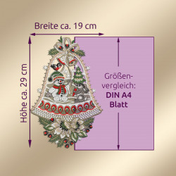 Gestickte Plauener Spitze Weihnachtsdekoration mit einem Wintermotiv mit Schneemann, Hase und Geschenken. Dieses Fensterbild Schneemanns ist 29 cm hoch und 19 cm breit und wird zum Größenvergleich neben einem lila A4-Papier gezeigt.