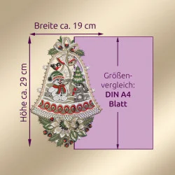 Gestickte Plauener Spitze Weihnachtsdekoration mit einem Wintermotiv mit Schneemann, Hase und Geschenken. Dieses Fensterbild Schneemanns ist 29 cm hoch und 19 cm breit und wird zum Größenvergleich neben einem lila A4-Papier gezeigt.