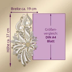 Die Abbildung zeigt ein dekoratives Plauener Spitzenornament mit Kerzen und Blumen neben einem DIN A4-Blatt zum Größenvergleich. Das Fensterbild ist etwa 37 cm hoch und 19 cm breit, wie durch Pfeile und Maße angegeben.