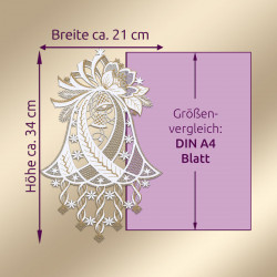 Spitzenornament in Form einer Glocke mit floralen Details, gefertigt im Stil der Plauener Spitze. Dieses festliche Motiv ist zum Größenvergleich neben einem lila A4-Papier abgebildet und misst ca. 34 cm hoch und 21 cm breit. Die Textetiketten geben die Maße in deutscher Sprache an.