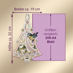 Dieses gestickte Plauener Spitze Fensterbild Glocke zeigt eine Vogel- und Winterszene und eignet sich perfekt für eine Winterdekoration. Es ist etwa 32 cm hoch und 19 cm breit und wird zum Größenvergleich neben einem lila A4-Blatt gezeigt.