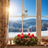 Ein festlicher Kranz mit vier roten Kerzen und Tannenzapfen steht auf einer Fensterbank, umrahmt von floralen Vorhängen. Darüber hängt eine Plauener Spitze Fensterbild Glocke, die der verschneiten Waldszene unter sonnig-blauem Himmel zarten Winterdeko-Charme verleiht.