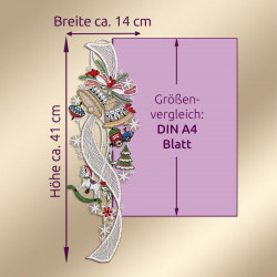 Weihnachtsschmuck aus Spitze mit weihnachtlichen Motiven, gefertigt aus Plauener Spitze, zum Größenvergleich neben einem lila A4-Papier abgebildet; ca. 41 cm hoch und 14 cm breit. Deutscher Text und Messpfeile markieren dieses Fensterbild Kindheitstraum.