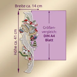 Weihnachtsschmuck aus Spitze mit weihnachtlichen Motiven, gefertigt aus Plauener Spitze, zum Größenvergleich neben einem lila A4-Papier abgebildet; ca. 41 cm hoch und 14 cm breit. Deutscher Text und Messpfeile markieren dieses Fensterbild Kindheitstraum.