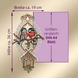 Gestickte Dekoration mit einem Fensterbild Gimpelpaar-zwei Vögel auf einem Ast über einem Vogelhaus. Dieses Stück Plauener Spitze ist ca. 36 cm hoch und 19 cm breit, mit einem lila Kasten zum Größenvergleich auf ein DIN A4 Blatt - perfekt für die Adventszeit.