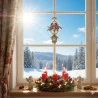 Ein festlicher Adventskranz mit vier roten Kerzen und Lichterketten steht auf einer Fensterbank, flankiert von Engelsfiguren und einer zarten Plauener Spitze - perfekt für die Adventszeit. Draußen glitzern schneebedeckte Bäume und Hügel in der strahlenden Wintersonne.