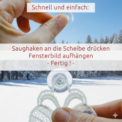 Nahaufnahme von Händen, die einen Saugnapf mit einem dekorativen Fensterbild an einem Fenster befestigen. Draußen sind eine verschneite Landschaft und ein Wald zu sehen. Der deutsche Text erklärt, wie man eine Fensterdekoration schnell mit einem Saugnapf aufhängen kann.