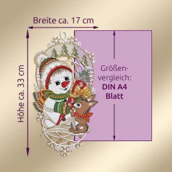 Eine gestickte Adventsdeko mit Schneemann und Rentier, gefertigt aus Plauener Spitze, steht neben einem lila Quadrat mit der Aufschrift "Größenvergleich: DIN A4 Blatt". Das Fensterbild Schneemann ist etwa 33 cm hoch und 17 cm breit.