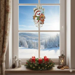 Eine gemütliche Winterszene zeigt eine verschneite Landschaft vor dem Fenster, mit einem Fensterbild Schneemann und einer charmanten Adventsdeko. Auf der Fensterbank stehen vier rote Kerzen in einem Kranz, eine kleine Engelsfigur, getrocknete Orangenscheiben und eine Laterne.