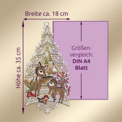 Ein gesticktes Fensterbild aus Plauener Spitze mit Reh, Rotkehlchen und Schneeflocken - ein bezauberndes Wintermotiv - ist ca. 35 cm hoch und 18 cm breit, zum Größenvergleich neben einem DIN A4-Rechteck abgebildet. Perfekt für ein festliches Fensterbild!.