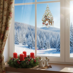 Ein verschneiter Tannenwald bildet ein wunderschönes Wintermotiv durch das Fenster, das mit einem Weihnachtskranz mit vier roten Kerzen und zwei Engelsfiguren geschmückt ist. An der sonnenbeschienenen Scheibe hängt ein Fensterbild aus Plauener Spitze mit Hirsch und Baum.