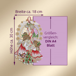 Gestickte Weihnachtsdekoration mit zwei Engelchen in Rot und Weiß, floralen und sternförmigen Akzenten, gefertigt aus Plauener Spitze, abgebildet neben einem lila A4-Papierumriss zum Größenvergleich (ca. 18 cm breit x 30 cm hoch). Perfekt für die Weihnachtszeit.