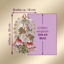Gestickte Weihnachtsdekoration mit zwei Engelchen in Rot und Weiß, floralen und sternförmigen Akzenten, gefertigt aus Plauener Spitze, abgebildet neben einem lila A4-Papierumriss zum Größenvergleich (ca. 18 cm breit x 30 cm hoch). Perfekt für die Weihnachtszeit.