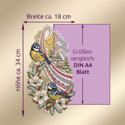 Ein gesticktes Fensterbild mit zwei Vögeln, weißen Blumen, roten Bändern und einer verschneiten Dorfszene versprüht Winterflair. Ein violettes Overlay vergleicht seine Größe mit der eines A4-Papiers: ca. 34 cm hoch, 18 cm breit, mit Maßpfeilen.