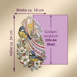 Ein gesticktes Fensterbild mit zwei Vögeln, weißen Blumen, roten Bändern und einer verschneiten Dorfszene versprüht Winterflair. Ein violettes Overlay vergleicht seine Größe mit der eines A4-Papiers: ca. 34 cm hoch, 18 cm breit, mit Maßpfeilen.