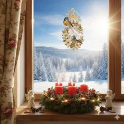 Ein festliches Fenster mit Blick auf einen verschneiten Wald bei Sonnenaufgang. Auf der Fensterbank steht ein Adventskranz mit drei roten Kerzen, umgeben von Grünzeug und Beeren, zwei Engelsfiguren und einem Plauener Spitze Fensterbild, das die Fensterscheibe schmückt.