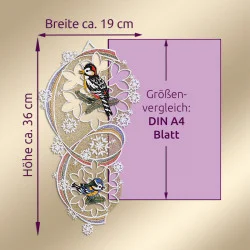 Ein gesticktes Plauener Spitze-Motiv mit zwei Vögeln, Blumen und Schneeflocken überlagert einen lilafarbenen DIN-A4-Papiervergleich. Die Maße sind angegeben: ca. 36 cm hoch und 19 cm breit.